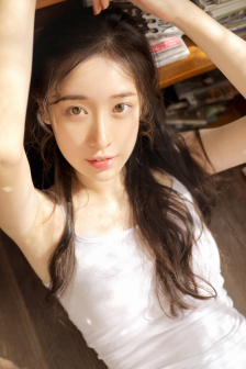 美女赤裸裸不遮胸的视频